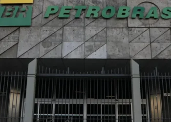 Petrobras salta até 6% com alta do petróleo