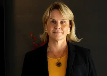 Conheça a história de Renata Cenni, vice-presidente na WebBeds, baseada nos EUA