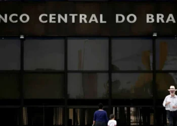 Ibovespa abre semana em queda e Boletim Focus tem aumento na inflação
