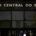Ibovespa abre semana em queda e Boletim Focus tem aumento na inflação