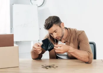 Cerca de 43% dos brasileiros têm medo de nunca alcançar a independência financeira 