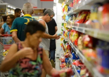 Confiança do consumidor brasileiro tem 4ª alta consecutiva