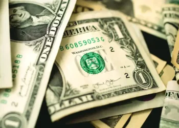 Dólar opera em alta e bate R$ 5,52