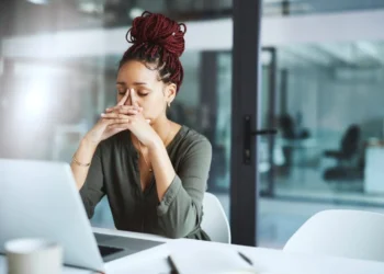 Levantamento aponta aumento de casos de ansiedade no ambiente de trabalho