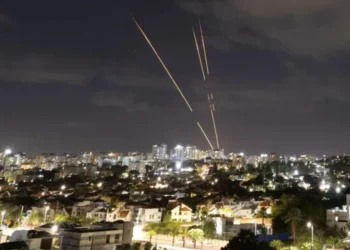 Irã lança mísseis contra Israel, que promete contra-ataque