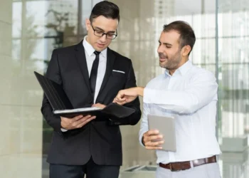 Mentoria inversa: o que os CEOs e fundadores de empresas aprendem com a nova geração