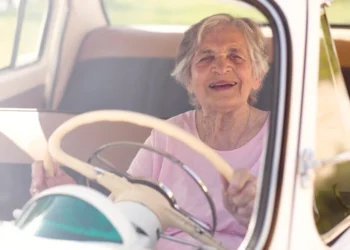 Senatran e Serpro lançam a credencial de estacionamento para Idoso e PCD digital