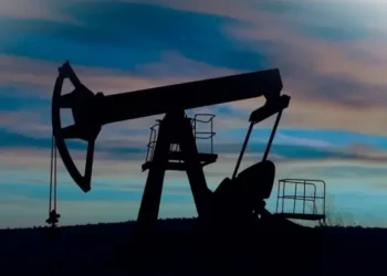 Tensão no Oriente Médio e alerta em Teerã impulsionam alta do petróleo