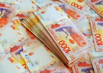 Peso argentino ultrapassa marca de 1.000 por dólar pela 1ª vez