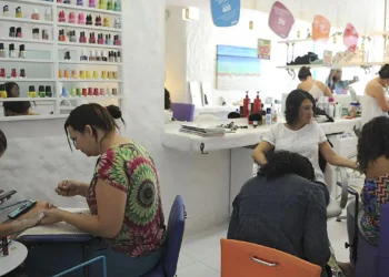 Expansão de serviços no Brasil acelera em outubro