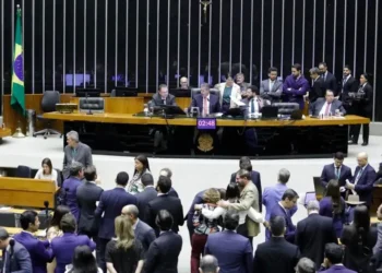 PEC do fim da escala 6×1 atinge número de assinaturas e pode tramitar