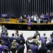 PEC do fim da escala 6×1 atinge número de assinaturas e pode tramitar