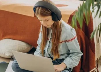 Até 2030, TI deve crescer 27,6%: quais competências jovens precisam desenvolver?