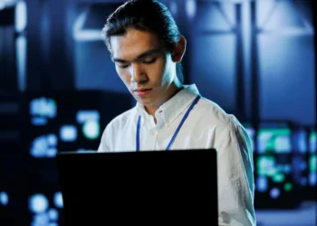 Especialista em dados e arquiteto de cloud são alguns dos cargos de tecnologia em alta para 2025, segundo levantamento