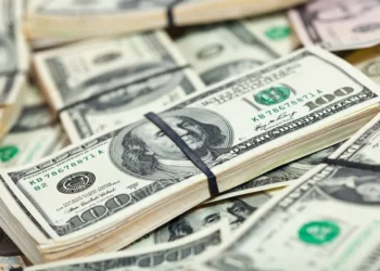 Dólar dispara e atinge R$ 6,26 enquanto mercado brasileiro enfrenta turbulências
