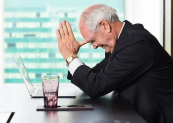 Por que muitos CEOs têm dificuldade de delegar? O que a IA tem a ver com isso?