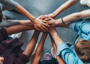 Pesquisa revela que 43% das empresas não promovem ações de voluntariado