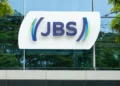 A JBS (JBSS3) anunciou na última sexta-feira (23) a aprovação em Assembleia Geral Extraordinária (AGE) de sua estrutura de dupla listagem