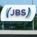 A JBS (JBSS3) anunciou na última sexta-feira (23) a aprovação em Assembleia Geral Extraordinária (AGE) de sua estrutura de dupla listagem