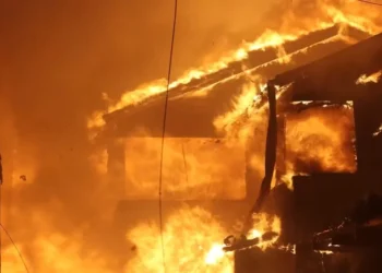 Los Angeles enfrenta um dos incêndios florestais mais devastadores de sua história