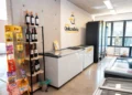 Loja com geladeiras e estantes de produtos de nome "Minha Quitandinha"