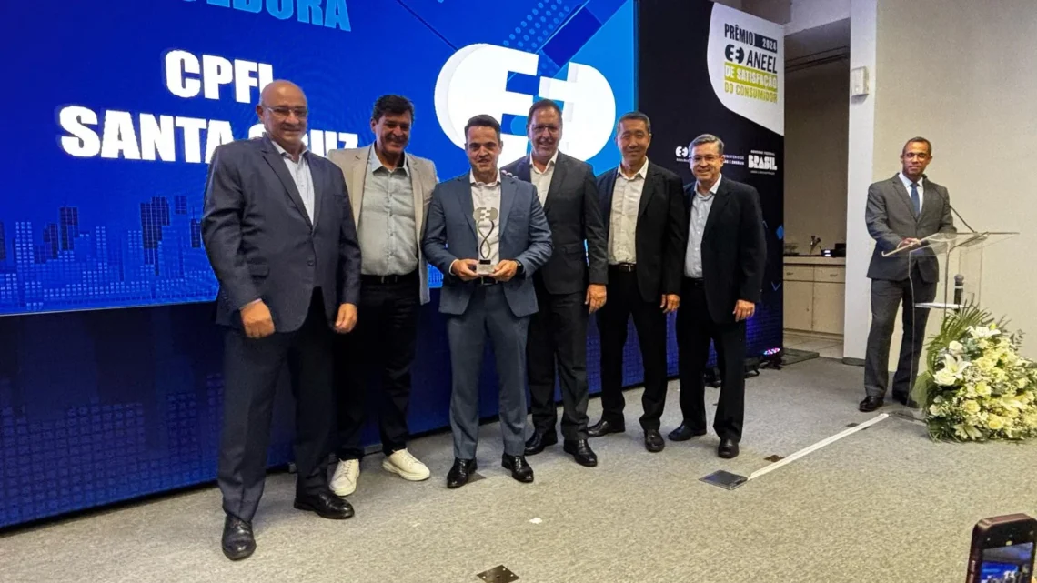 Marcos Madureira, presidente da Abradee, Ariley da Cunha, Rafael Lazzaretti, Luiz Henrique Pinto, Gustavo Uemura e Evaldo Baldin, do Grupo CPFL. Imagem: divulgação