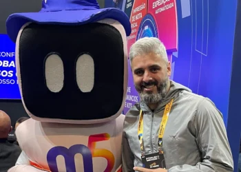 Ele vendia de porta em porta, hoje fatura R$ 5 milhões ao ano e está lançando sua marca de calçados própria Saiba como o hub de integração e automação simplificou a gestão de empresário paulista e o ajudou a alcançar um faturamento de R$400 mil/mês