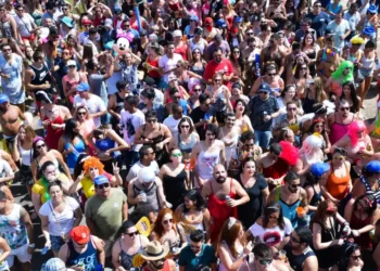Furto durante o beijo? Entenda ação de criminosos durante o Carnaval e veja dicas para se proteger