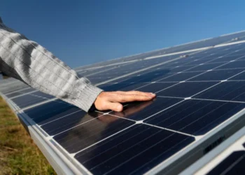 Cuidados na manutenção dos painéis solares para garantir a eficiência energética