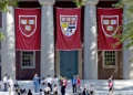 Trump corta R$ 13 bilhões de Harvard após universidade não cumprir exigências
