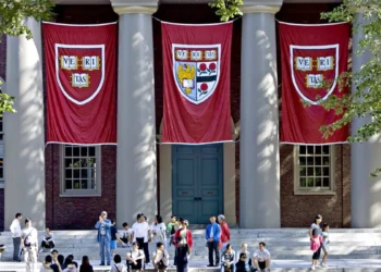 Trump corta R$ 13 bilhões de Harvard após universidade não cumprir exigências