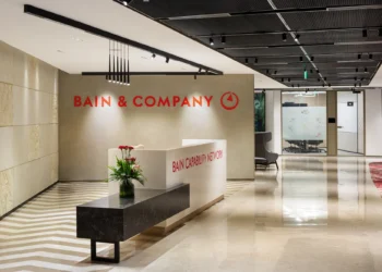 Bain anuncia investimento de US$ 2 bilhões em consultoria pro bono até 2035