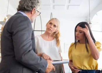 Como comunicar decisões difíceis no trabalho sem perder a confiança da equipe