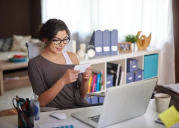 Entre uma reunião e outra, o Brasil compra: home office cria nova janela de consumo