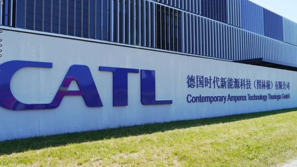 CATL Desafia Tensões Geopolíticas e Dispara em Estreia na Bolsa de Hong Kong