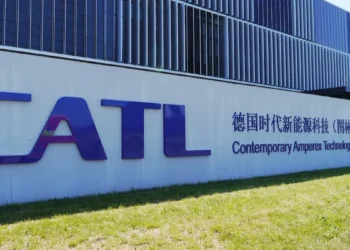 CATL Desafia Tensões Geopolíticas e Dispara em Estreia na Bolsa de Hong Kong