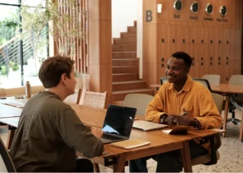 Medo de substituição por IA pressiona saúde mental dos trabalhadores e desafia o RH