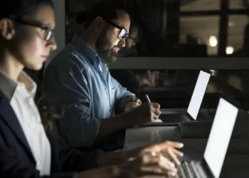 Ataques com IA atingem quase 8 em cada 10 empresas no Brasil, aponta estudo