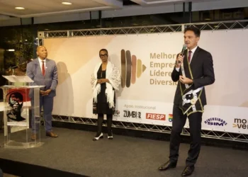 CEO do Grupo Carrefour Brasil recebe prêmio por atuação em diversidade racial
