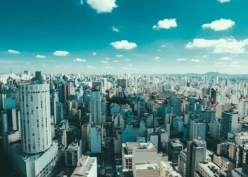 Abril tem queda em vendas e alta nas locações na Capital