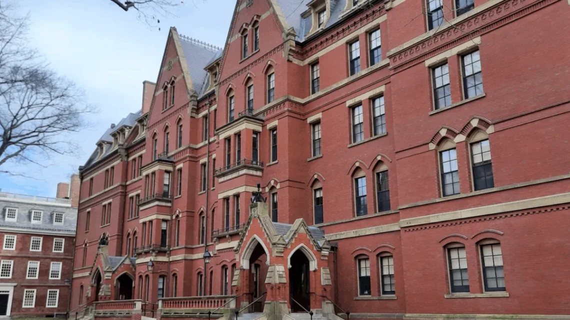 Entrada de Harvard, em Cambridge. Imagem: Somesh Kesarla Suresh