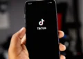 Lembretes do TikTok para “desconectar” aumentam tempo de uso, diz estudo