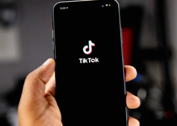 Lembretes do TikTok para “desconectar” aumentam tempo de uso, diz estudo
