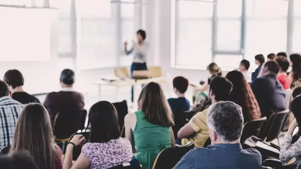 Edtechs se reinventam em meio à queda de fundações e investimentos, com foco em inovação, aponta Distrito