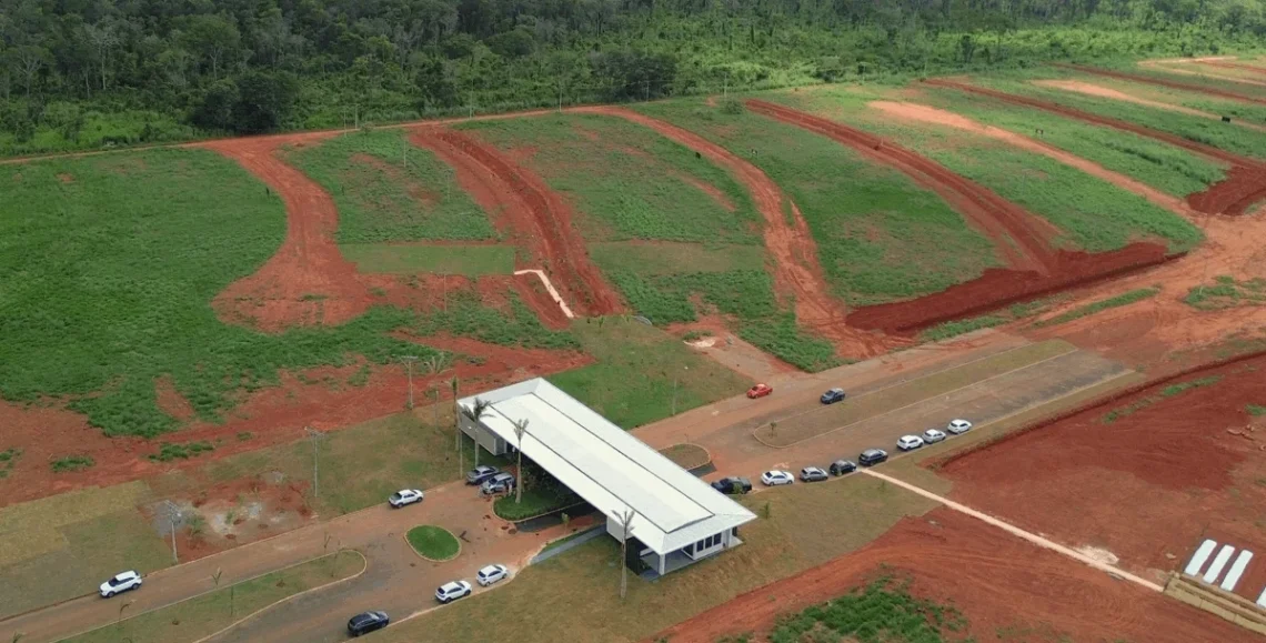 Implantação de swales no Aldeia Santerê Casa e Natureza ajudar a previnir problemas de drenagem urbana. Imagem: divulgação