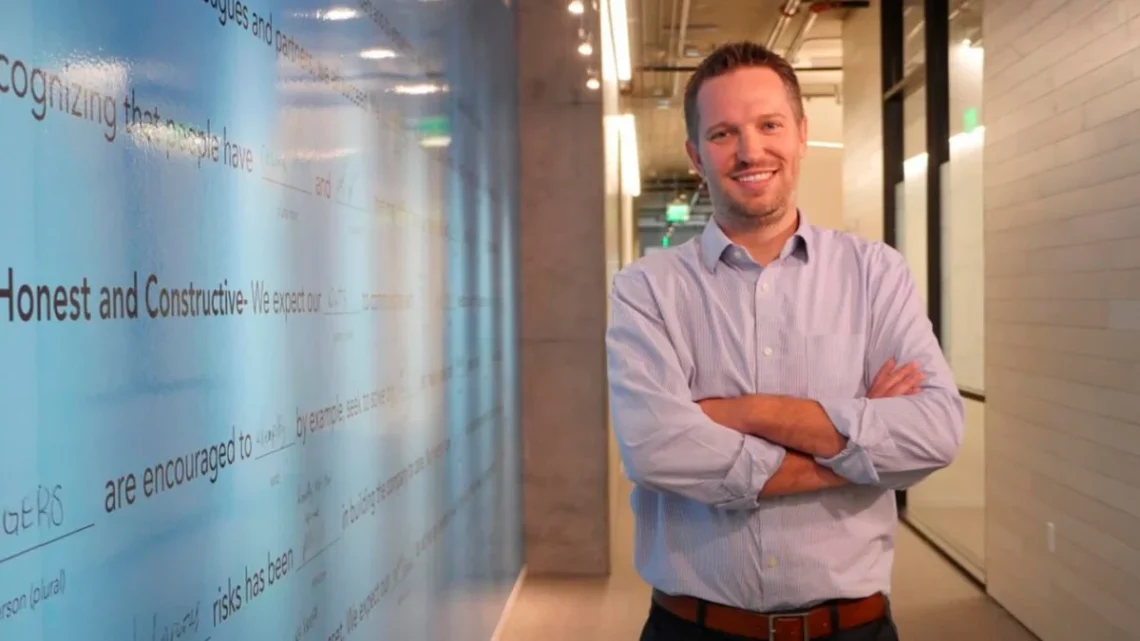 CEO do LinkedIn assume novas responsabilidades na Microsoft, incluindo produtos Office e IA Copilot