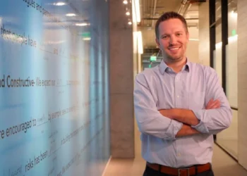 CEO do LinkedIn assume novas responsabilidades na Microsoft, incluindo produtos Office e IA Copilot