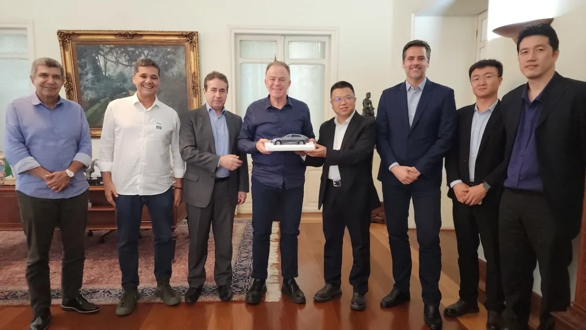 Andy Zhang, Presidente da GWM Brasil & México, entrega miniatura de carro para Renato Casagrande, Governador do Espírito Santo