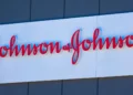 Johnson & Johnson eleva projeções de vendas e lucro para 2025 após forte desempenho trimestral impulsionado por Darzalex