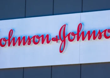 Johnson & Johnson eleva projeções de vendas e lucro para 2025 após forte desempenho trimestral impulsionado por Darzalex